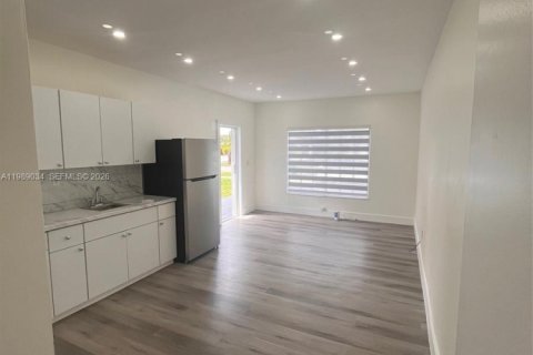 Снять в аренду коммерческую недвижимость в Хайалиа, Флорида 1 спальня, 179.02м2, № 2051554 - фото 7