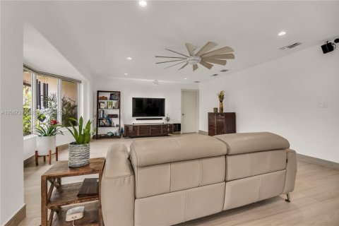 Casa en venta en Fort Lauderdale, Florida, 4 dormitorios, 206.24 m2 № 2359821 - foto 10