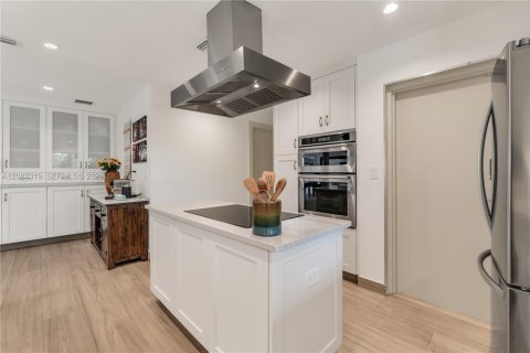 Casa en venta en Fort Lauderdale, Florida, 4 dormitorios, 206.24 m2 № 2359821 - foto 4