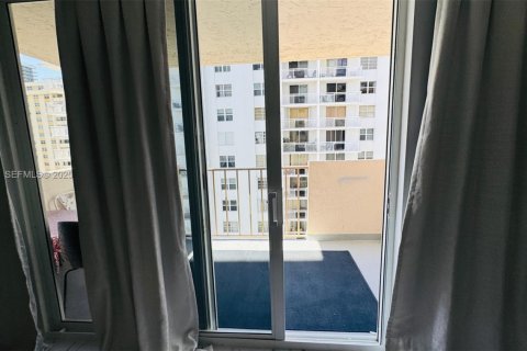 Condominio en alquiler en Hallandale Beach, Florida, 1 dormitorio, 120.77 m2 № 1992784 - foto 12