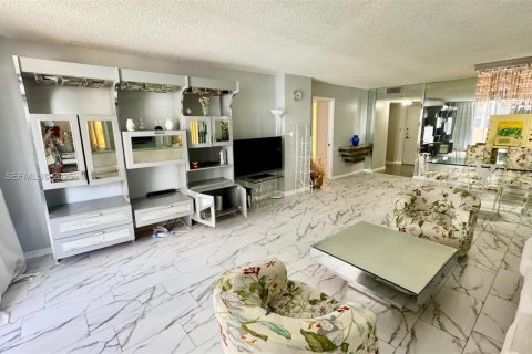 Condominio en alquiler en Hallandale Beach, Florida, 1 dormitorio, 120.77 m2 № 1992784 - foto 10