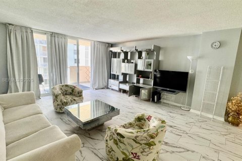 Condominio en alquiler en Hallandale Beach, Florida, 1 dormitorio, 120.77 m2 № 1992784 - foto 9