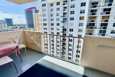 Condominio en alquiler en Hallandale Beach, Florida, 1 dormitorio, 120.77 m2 № 1992784 - foto 16