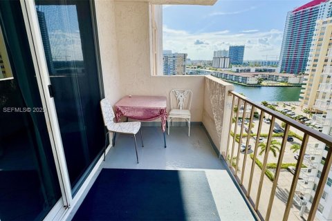Condominio en alquiler en Hallandale Beach, Florida, 1 dormitorio, 120.77 m2 № 1992784 - foto 14
