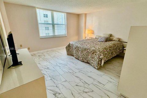 Condominio en alquiler en Hallandale Beach, Florida, 1 dormitorio, 120.77 m2 № 1992784 - foto 26