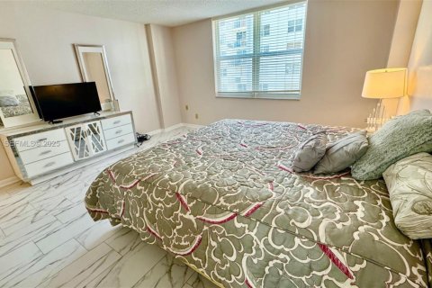 Condominio en alquiler en Hallandale Beach, Florida, 1 dormitorio, 120.77 m2 № 1992784 - foto 23