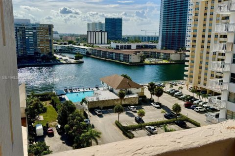 Condominio en alquiler en Hallandale Beach, Florida, 1 dormitorio, 120.77 m2 № 1992784 - foto 15
