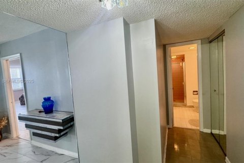 Condominio en alquiler en Hallandale Beach, Florida, 1 dormitorio, 120.77 m2 № 1992784 - foto 21