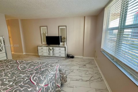 Condominio en alquiler en Hallandale Beach, Florida, 1 dormitorio, 120.77 m2 № 1992784 - foto 22