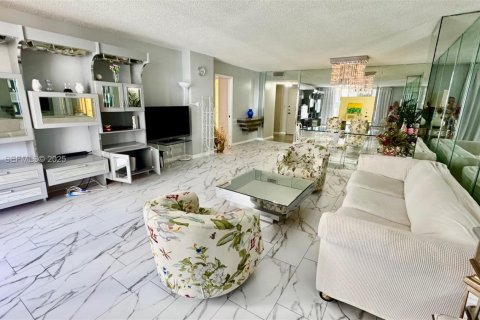 Condominio en alquiler en Hallandale Beach, Florida, 1 dormitorio, 120.77 m2 № 1992784 - foto 11