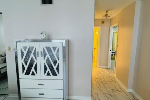 Condominio en alquiler en Hallandale Beach, Florida, 1 dormitorio, 120.77 m2 № 1992784 - foto 27