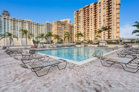 Condominio en alquiler en Hallandale Beach, Florida, 1 dormitorio, 120.77 m2 № 1992784 - foto 1