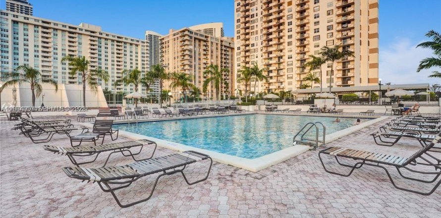 Condominio en Hallandale Beach, Florida, 1 dormitorio  № 1992784