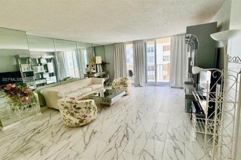 Condominio en alquiler en Hallandale Beach, Florida, 1 dormitorio, 120.77 m2 № 1992784 - foto 7