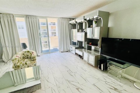 Condominio en alquiler en Hallandale Beach, Florida, 1 dormitorio, 120.77 m2 № 1992784 - foto 8