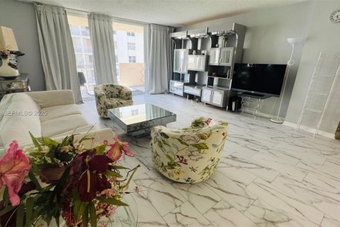 Condominio en alquiler en Hallandale Beach, Florida, 1 dormitorio, 120.77 m2 № 1992784 - foto 6