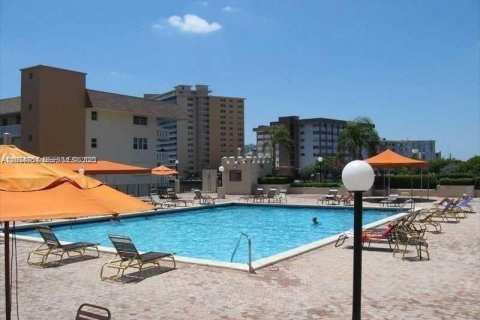 Condominio en alquiler en Hallandale Beach, Florida, 1 dormitorio, 120.77 m2 № 1992784 - foto 2