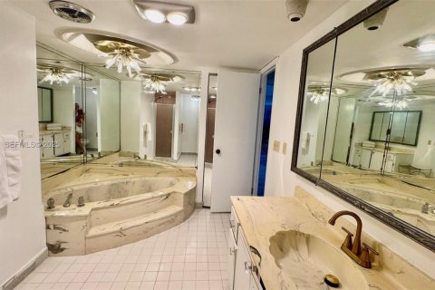 Condominio en alquiler en Hallandale Beach, Florida, 1 dormitorio, 120.77 m2 № 1992784 - foto 29