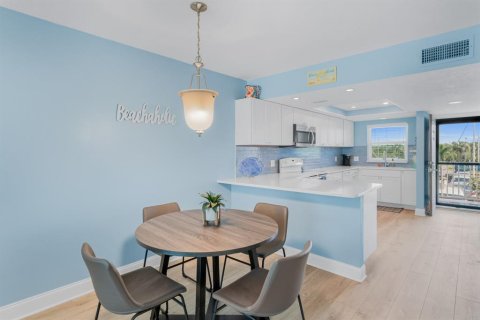 Condo in Indian Shores, Florida, 2 bedrooms  № 1686589 - photo 25