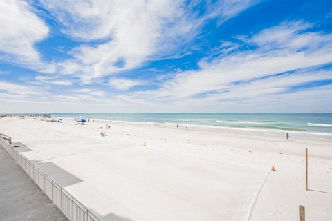 Condo in Indian Shores, Florida, 2 bedrooms  № 1686589 - photo 28