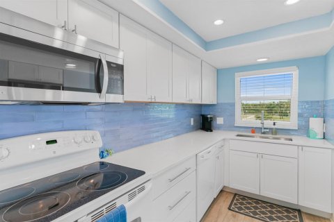 Condo in Indian Shores, Florida, 2 bedrooms  № 1686589 - photo 22