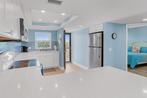 Condo in Indian Shores, Florida, 2 bedrooms  № 1686589 - photo 21