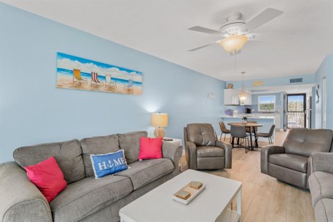 Condo in Indian Shores, Florida, 2 bedrooms  № 1686589 - photo 27