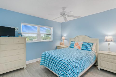 Condo in Indian Shores, Florida, 2 bedrooms  № 1686589 - photo 10
