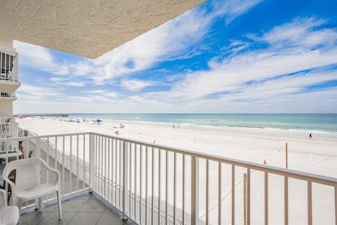 Condo in Indian Shores, Florida, 2 bedrooms  № 1686589 - photo 29