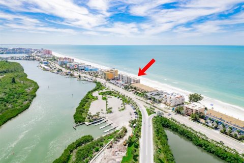 Condo in Indian Shores, Florida, 2 bedrooms  № 1686589 - photo 15