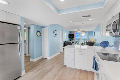 Condo in Indian Shores, Florida, 2 bedrooms  № 1686589 - photo 20