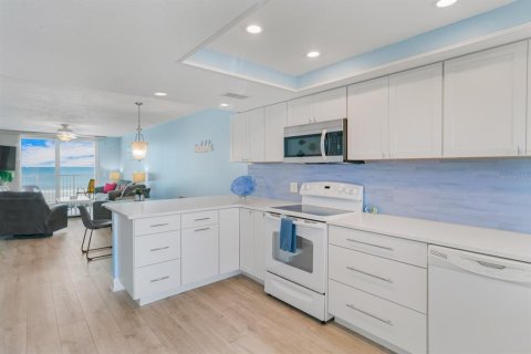 Condo in Indian Shores, Florida, 2 bedrooms  № 1686589 - photo 19