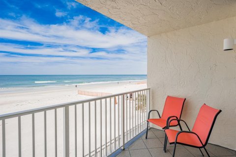 Condo in Indian Shores, Florida, 2 bedrooms  № 1686589 - photo 30