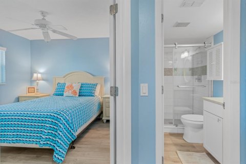 Condo in Indian Shores, Florida, 2 bedrooms  № 1686589 - photo 11