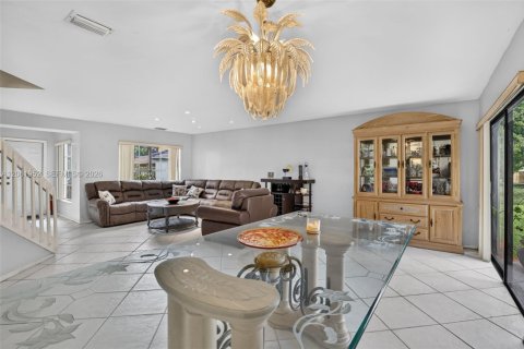 House in Pembroke Pines, Florida 4 bedrooms, 211.45 sq.m. № 2265397 - photo 11