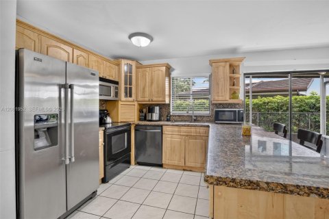House in Pembroke Pines, Florida 4 bedrooms, 211.45 sq.m. № 2265397 - photo 13
