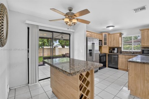 House in Pembroke Pines, Florida 4 bedrooms, 211.45 sq.m. № 2265397 - photo 12