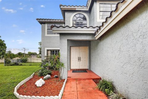House in Pembroke Pines, Florida 4 bedrooms, 211.45 sq.m. № 2265397 - photo 3