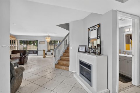 House in Pembroke Pines, Florida 4 bedrooms, 211.45 sq.m. № 2265397 - photo 4