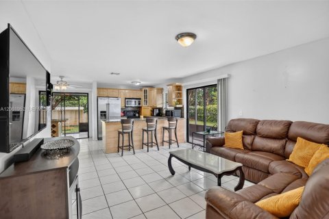 House in Pembroke Pines, Florida 4 bedrooms, 211.45 sq.m. № 2265397 - photo 20
