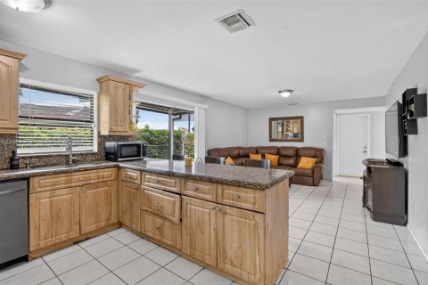 House in Pembroke Pines, Florida 4 bedrooms, 211.45 sq.m. № 2265397 - photo 16