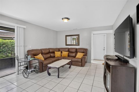 House in Pembroke Pines, Florida 4 bedrooms, 211.45 sq.m. № 2265397 - photo 17