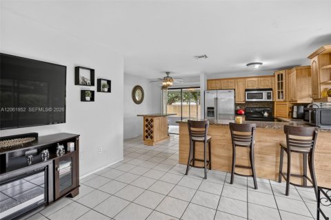 House in Pembroke Pines, Florida 4 bedrooms, 211.45 sq.m. № 2265397 - photo 19