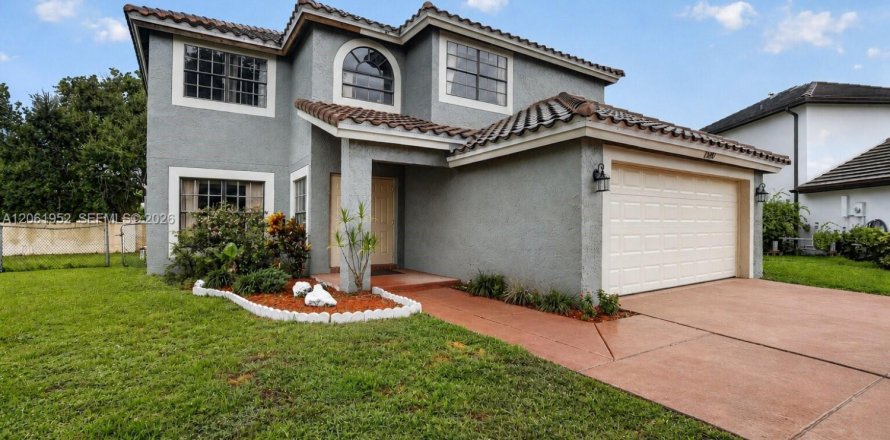 House in Pembroke Pines, Florida 4 bedrooms, 211.45 sq.m. № 2265397