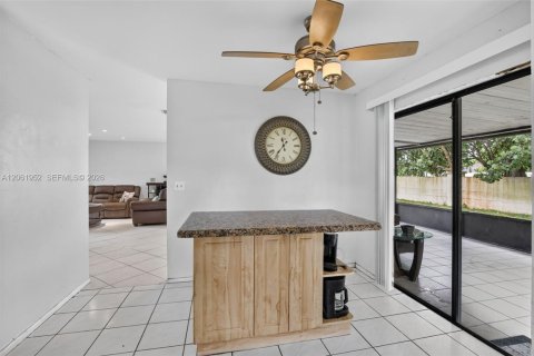 House in Pembroke Pines, Florida 4 bedrooms, 211.45 sq.m. № 2265397 - photo 15