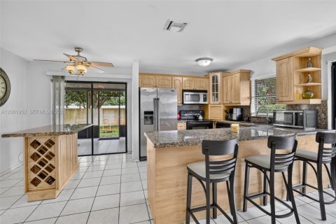 House in Pembroke Pines, Florida 4 bedrooms, 211.45 sq.m. № 2265397 - photo 18