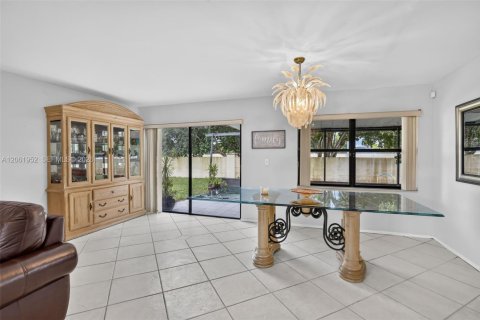 House in Pembroke Pines, Florida 4 bedrooms, 211.45 sq.m. № 2265397 - photo 8