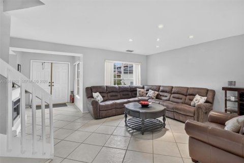 House in Pembroke Pines, Florida 4 bedrooms, 211.45 sq.m. № 2265397 - photo 9