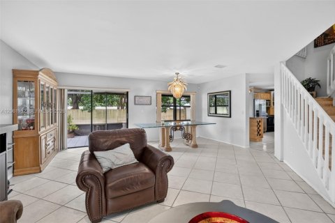 House in Pembroke Pines, Florida 4 bedrooms, 211.45 sq.m. № 2265397 - photo 7