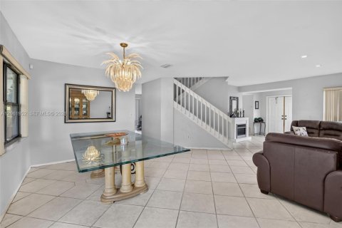 House in Pembroke Pines, Florida 4 bedrooms, 211.45 sq.m. № 2265397 - photo 10